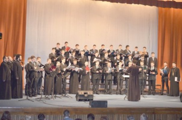 Spectacol de folclor religios pe scena Casei de Cultură